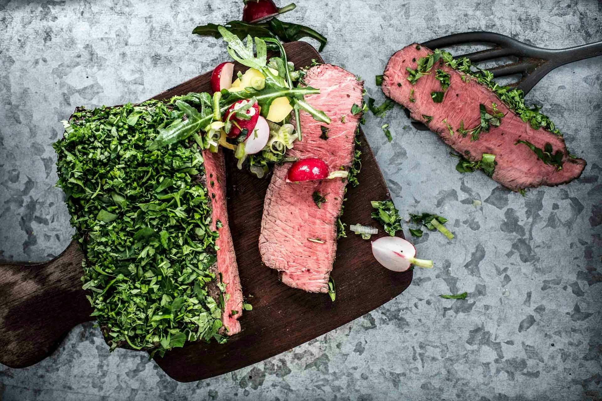 Roastbeef im Kräutermantel mit Kartoffelsalat | Rezept | FOODBOOM