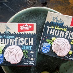 Verpackter Dosenthunfisch von Hawesta mit sichtbarem MSC-Gütesiegel für nachhaltigen Fischfang.