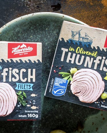 Verpackter Dosenthunfisch von Hawesta mit sichtbarem MSC-Gütesiegel für nachhaltigen Fischfang.