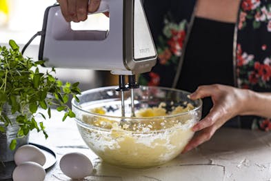 Für den Teig Butter, Zucker und Vanillezucker in eine Schüssel geben und mit dem Handrührgerät cremig rühren.