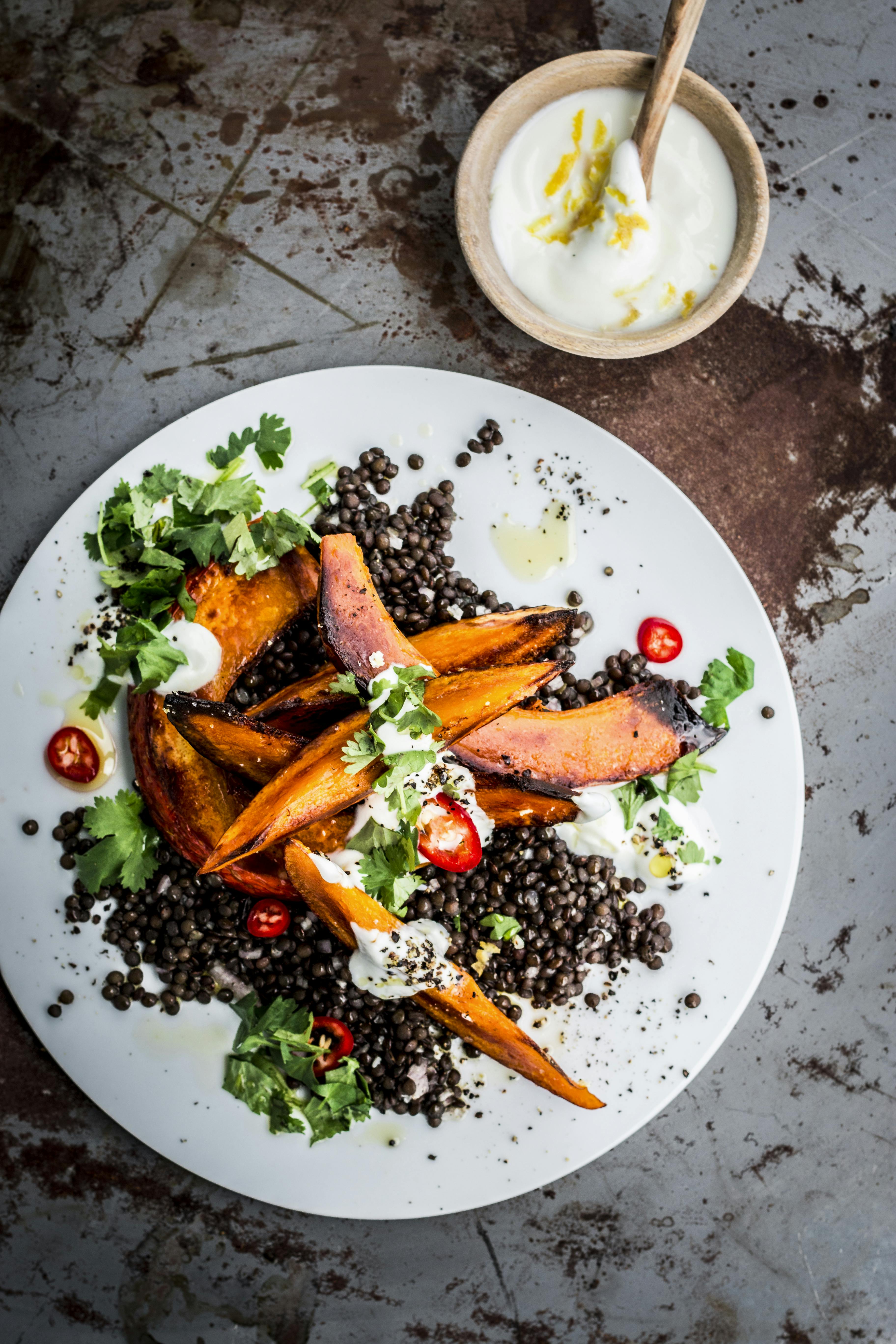 Gebackene Kürbisspalten auf Belga-Linsen | Rezept | FOODBOOM