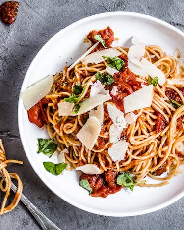 Spaghetti mit Tomatensauce, Basilikum und Parmesan
