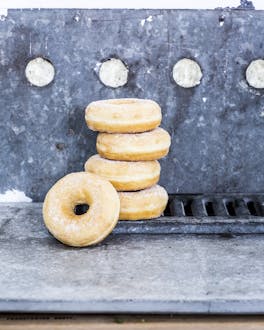 Turm aus selbstgebackenen Donuts. Mit Puderzucker bestreuen und genießen.