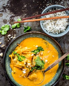 Hähnchen-Curry mit Cashewkernen und Reis.