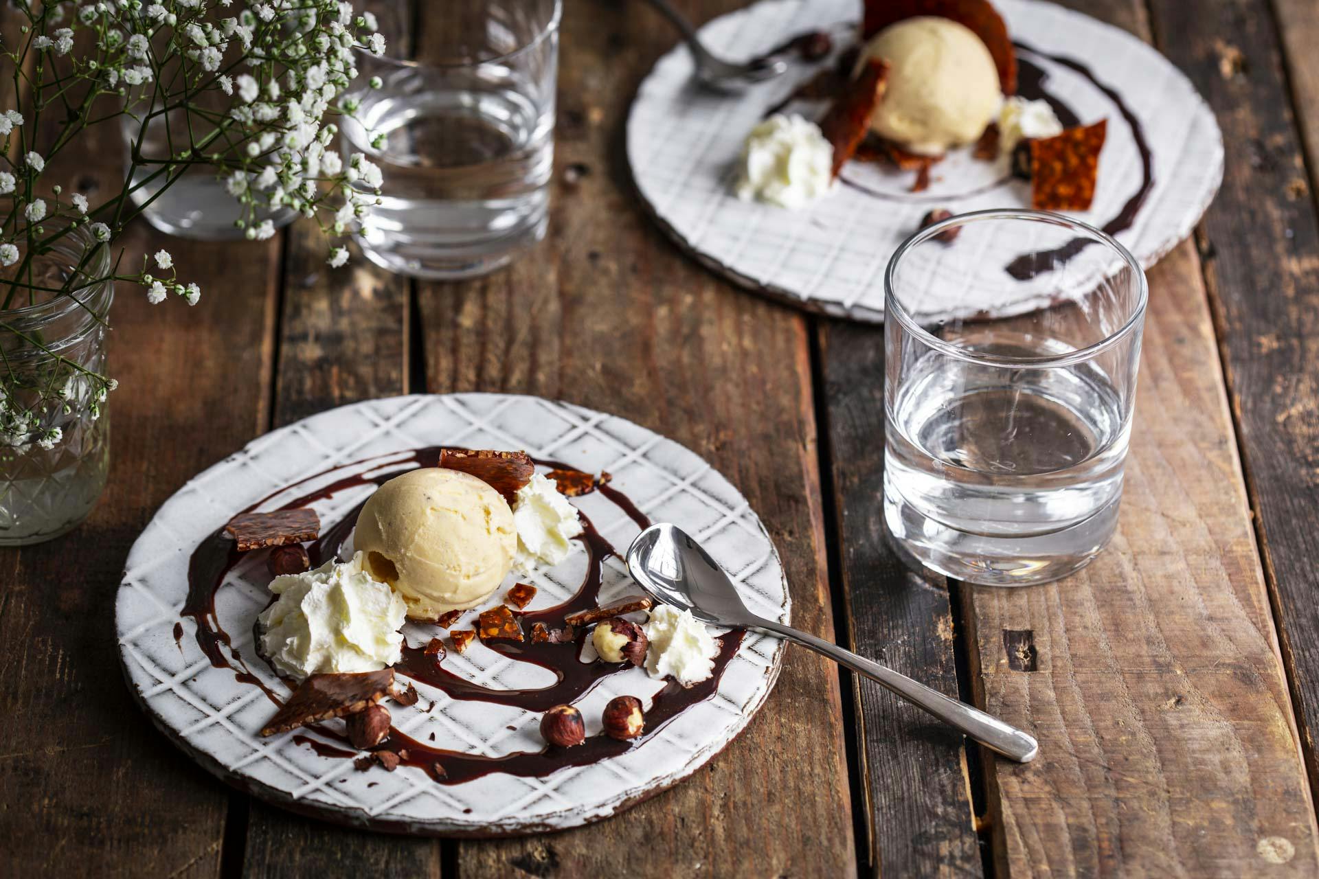 Vanilleeis mit Nüssen und Schokoladensauce | Rezept | FOODBOOM