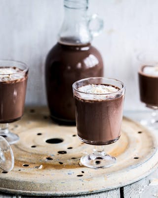 Heiße Schokolade im Glas mit Kokosmilch