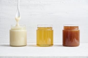 Drei unterschiedliche Honigsorten