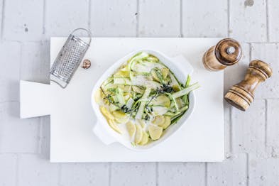 Spargel Kartoffelgratin Mit Rucola Rhabarber Salat Gratin In Auflaufform Geben