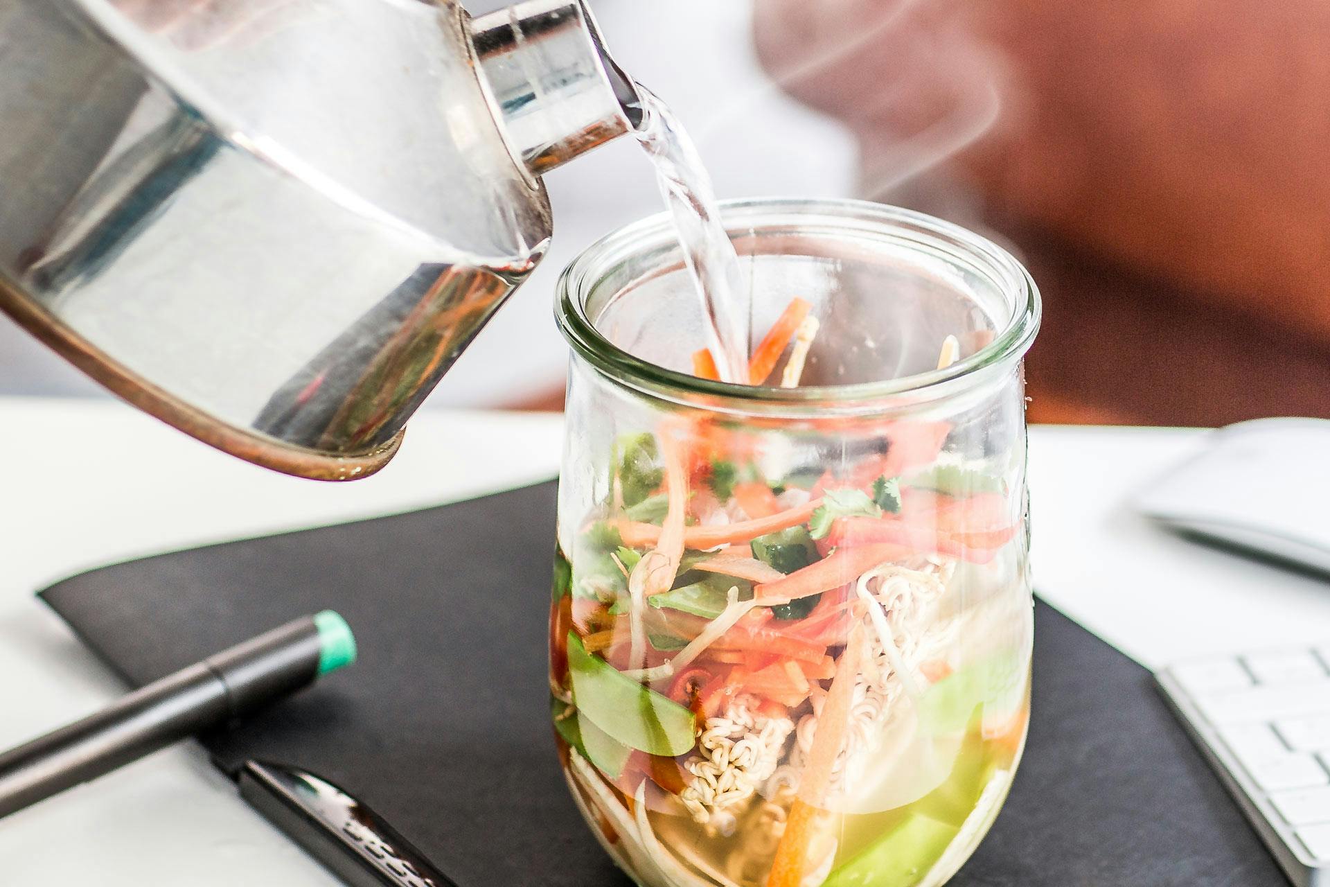 Vegetarische Pho-Suppe mit Mie-Nudeln | Rezept | FOODBOOM