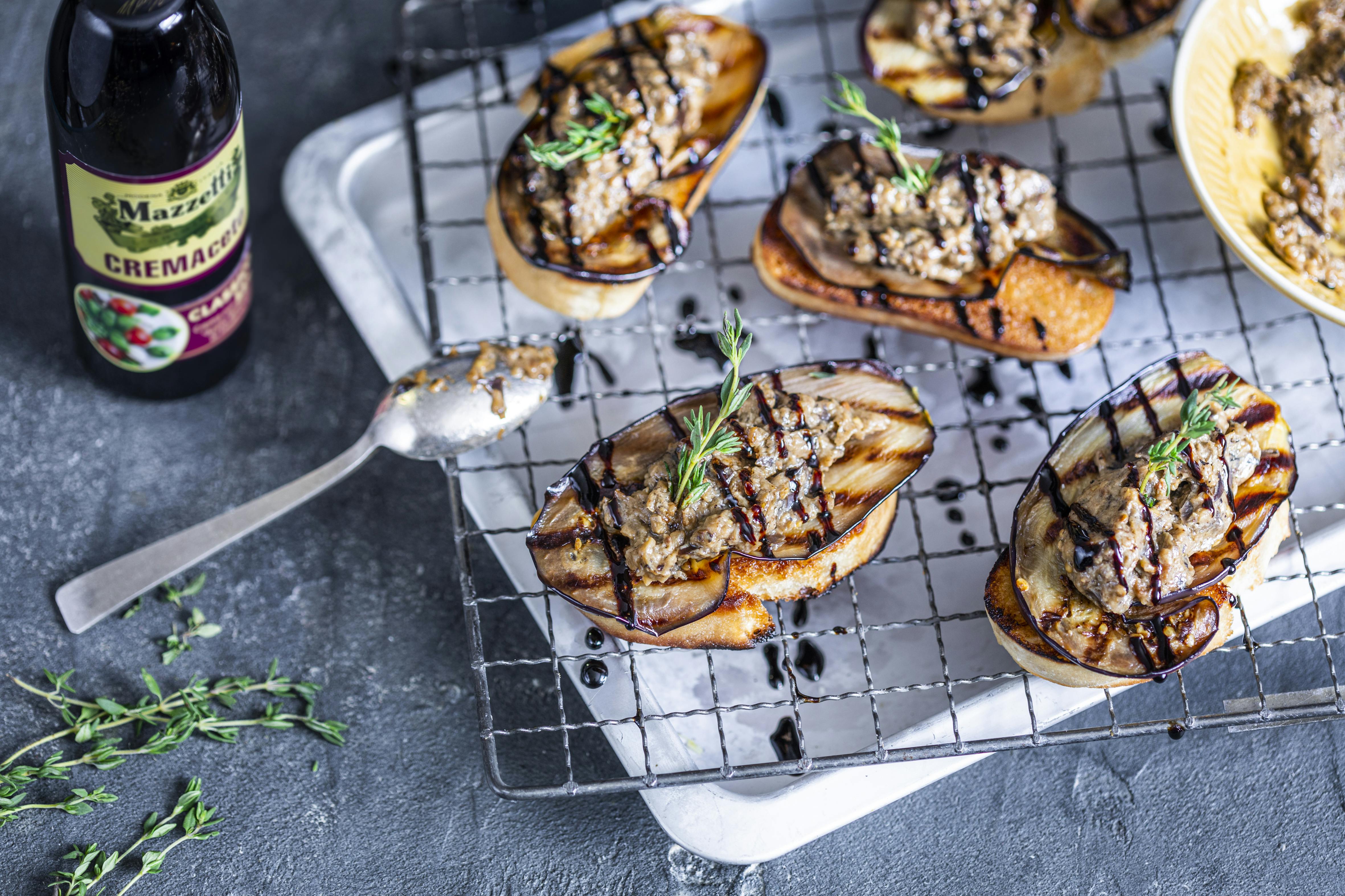 Bruschetta mit gegrillter Aubergine und Auberginenmus | Rezept | FOODBOOM