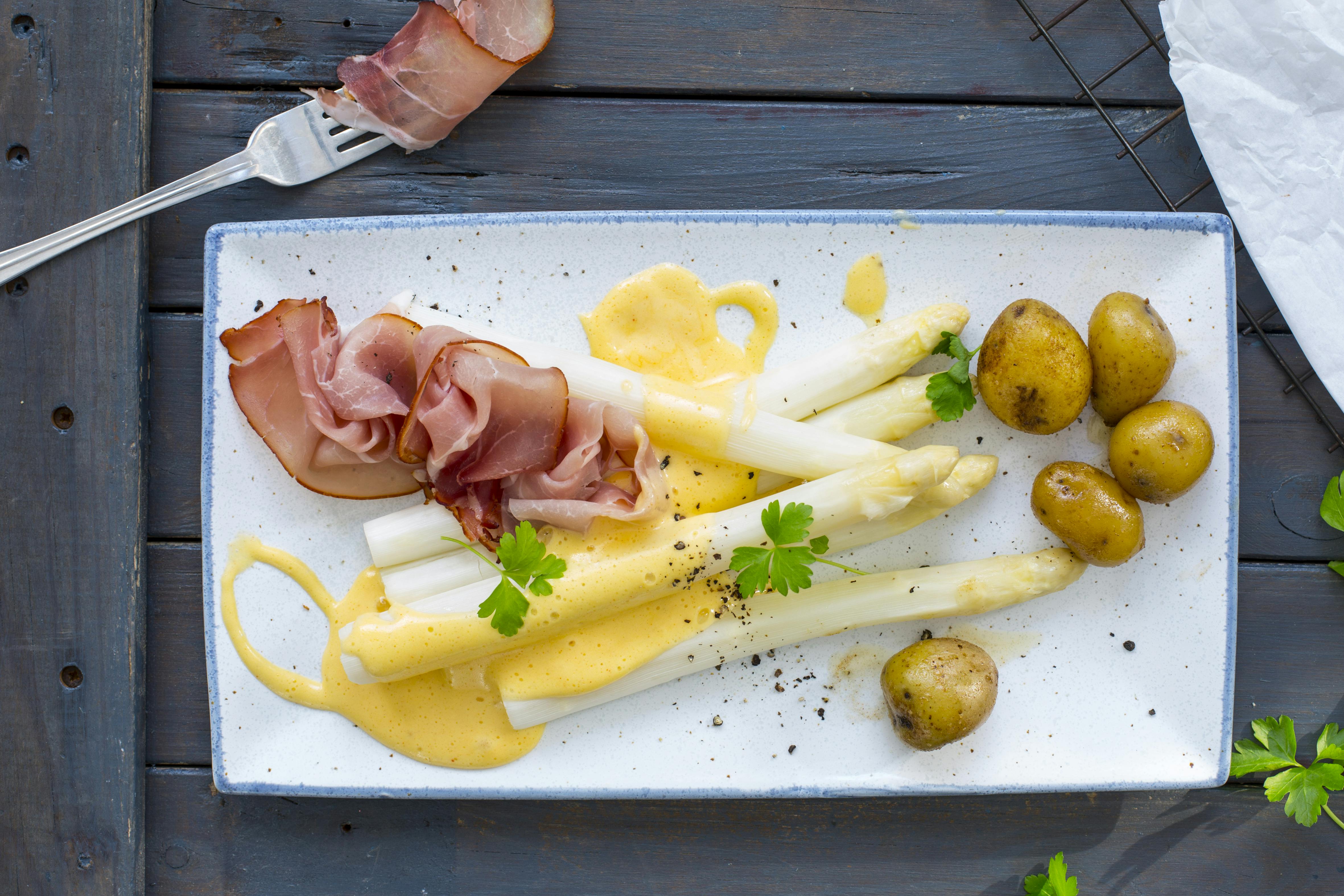 Spargel mit Schinken und Kartoffeln | Rezept | FOODBOOM