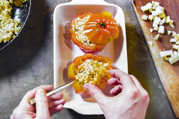 Tomaten für Pomodori ripieni werden mit Füllung gefüllt