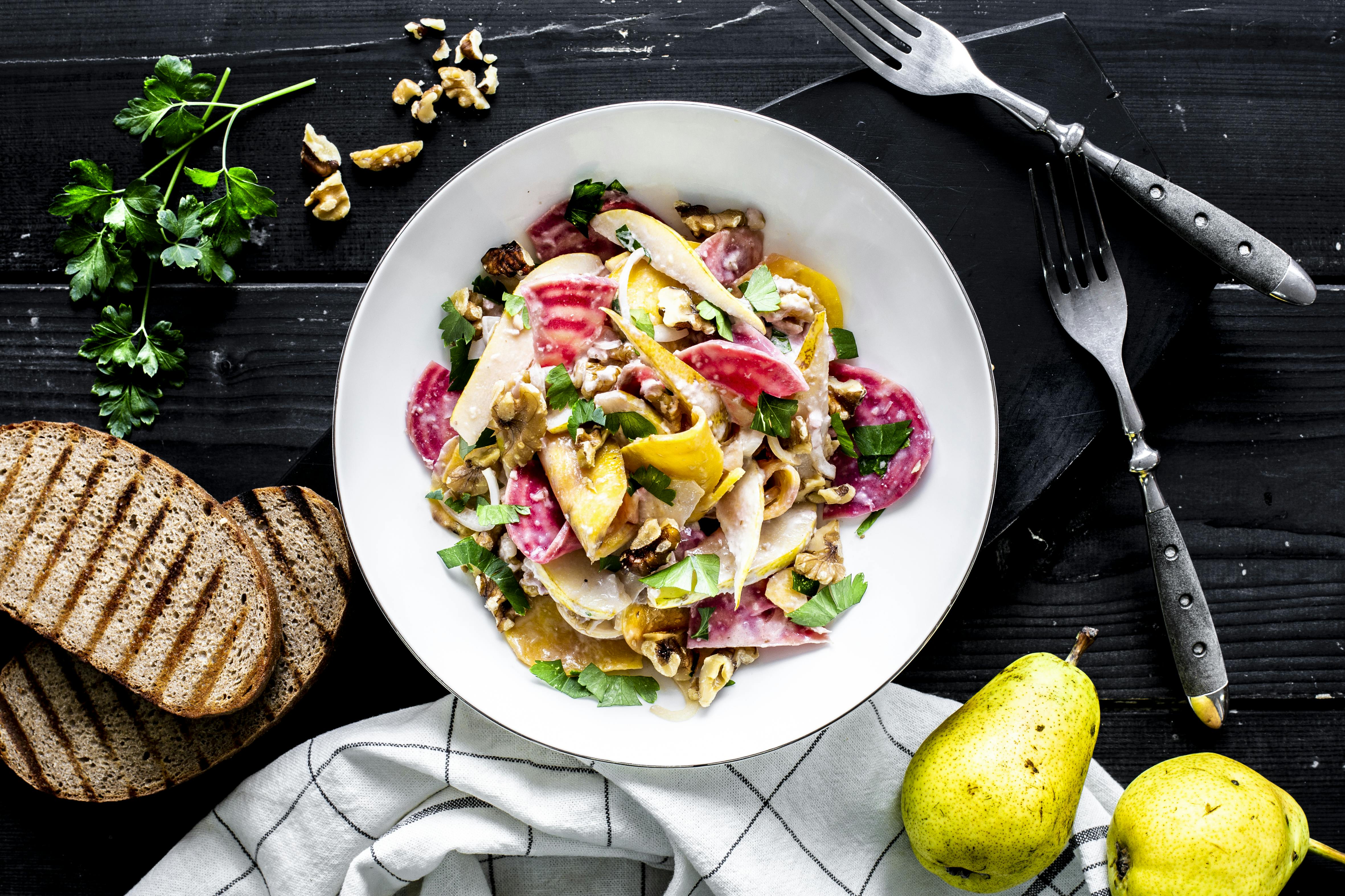 Bete-Birnensalat mit Meerrettich-Dressing | Rezept | FOODBOOM