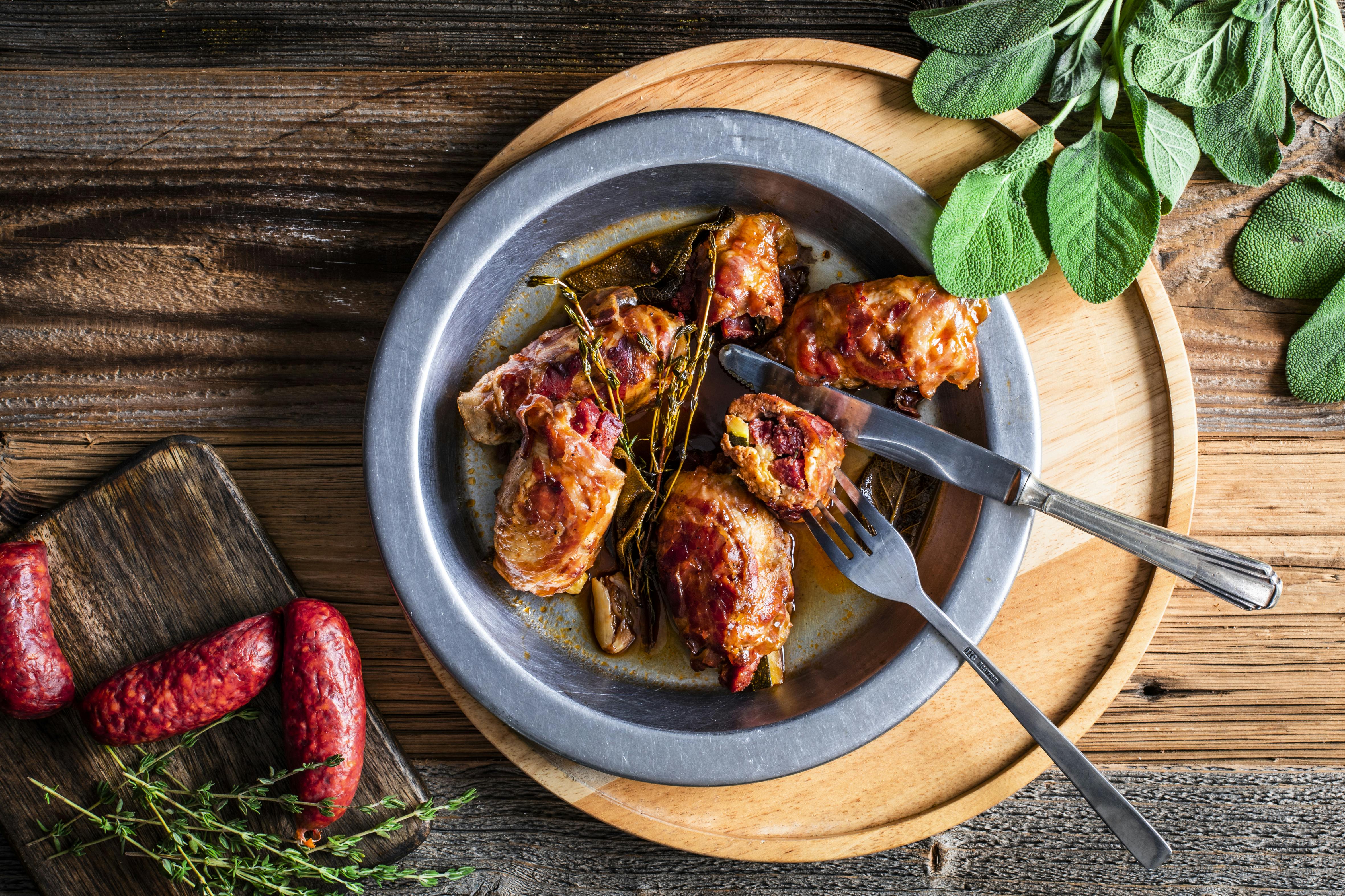 Pancetta-Röllchen mit Hähnchen und Salsiccia | Rezept | FOODBOOM