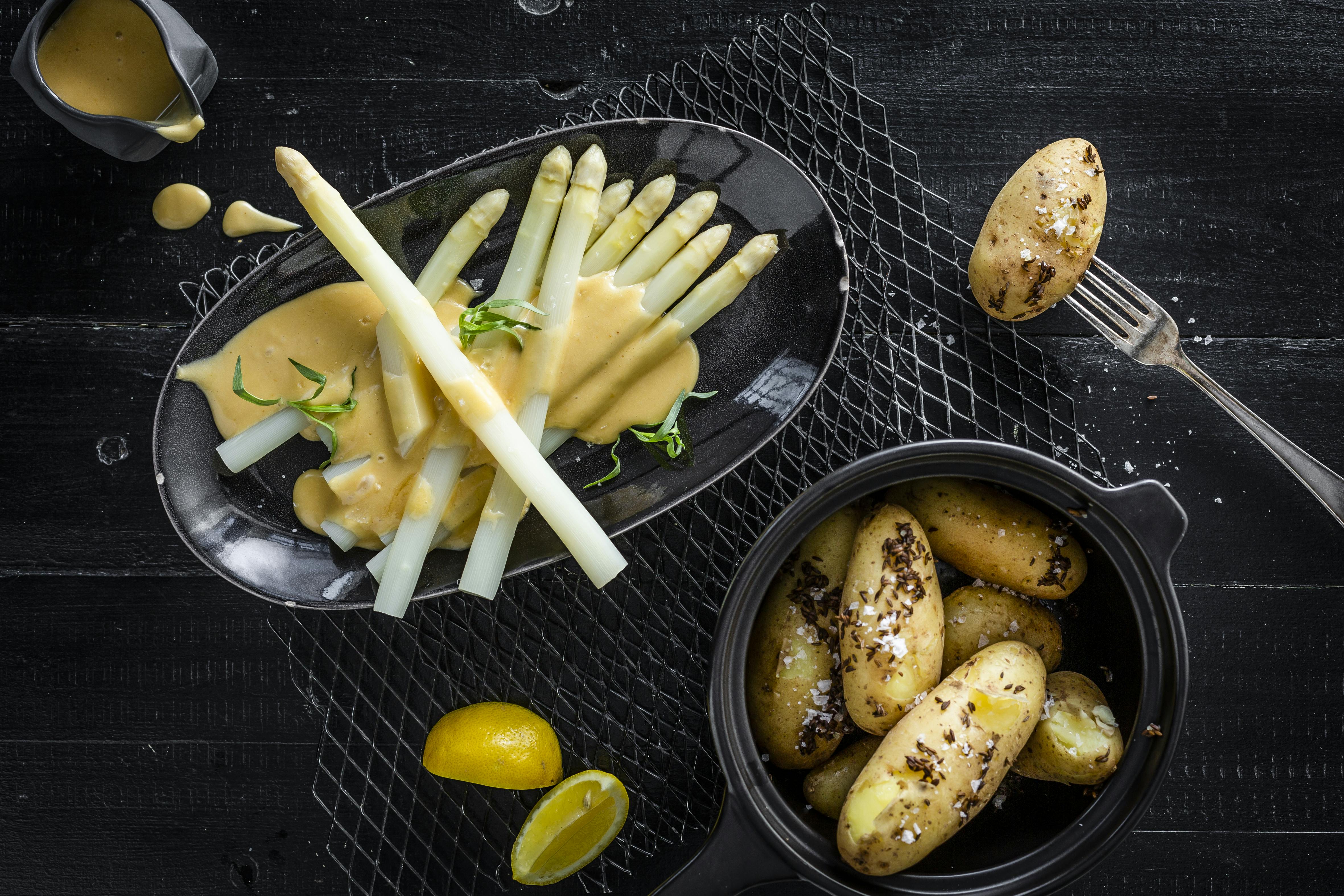 Spargel mit Sauce Hollandaise und Kartoffeln | Rezept | FOODBOOM