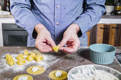 Tortellini werden per Hand geformt
