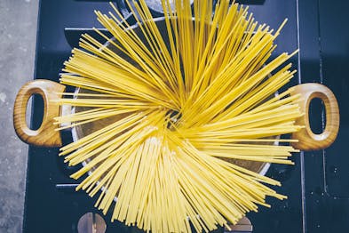 Spaghetti ausgebreitet in einem Kochtopf