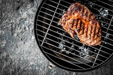 Rib Eye Steaks auf dem Grill oder in der Grillpfanne braten
