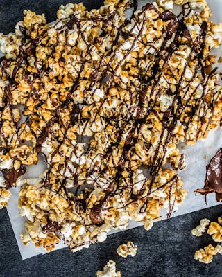 Popcorn mit Schokolade und Karamell
