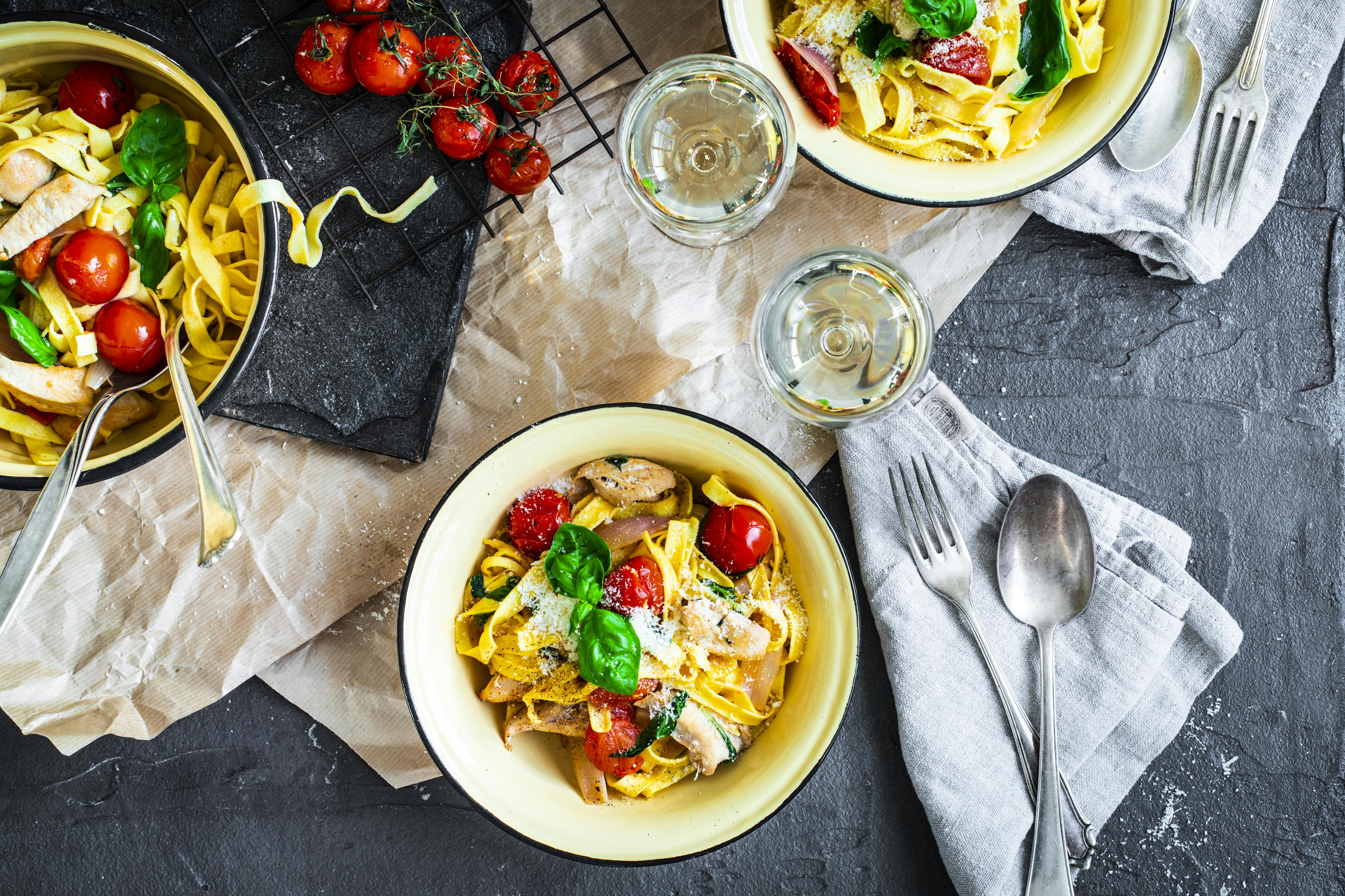 Bandnudeln mit Hähnchen und geschmorten Tomaten | Rezept | FOODBOOM
