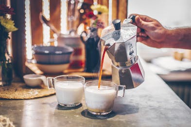 Kokosmilch Latte Mit Honig Espresso In Gläser Geben