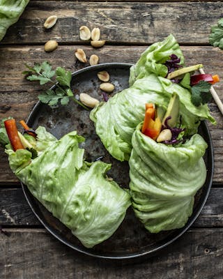 Salatwraps mit Rotkohl und Erdnüssen
