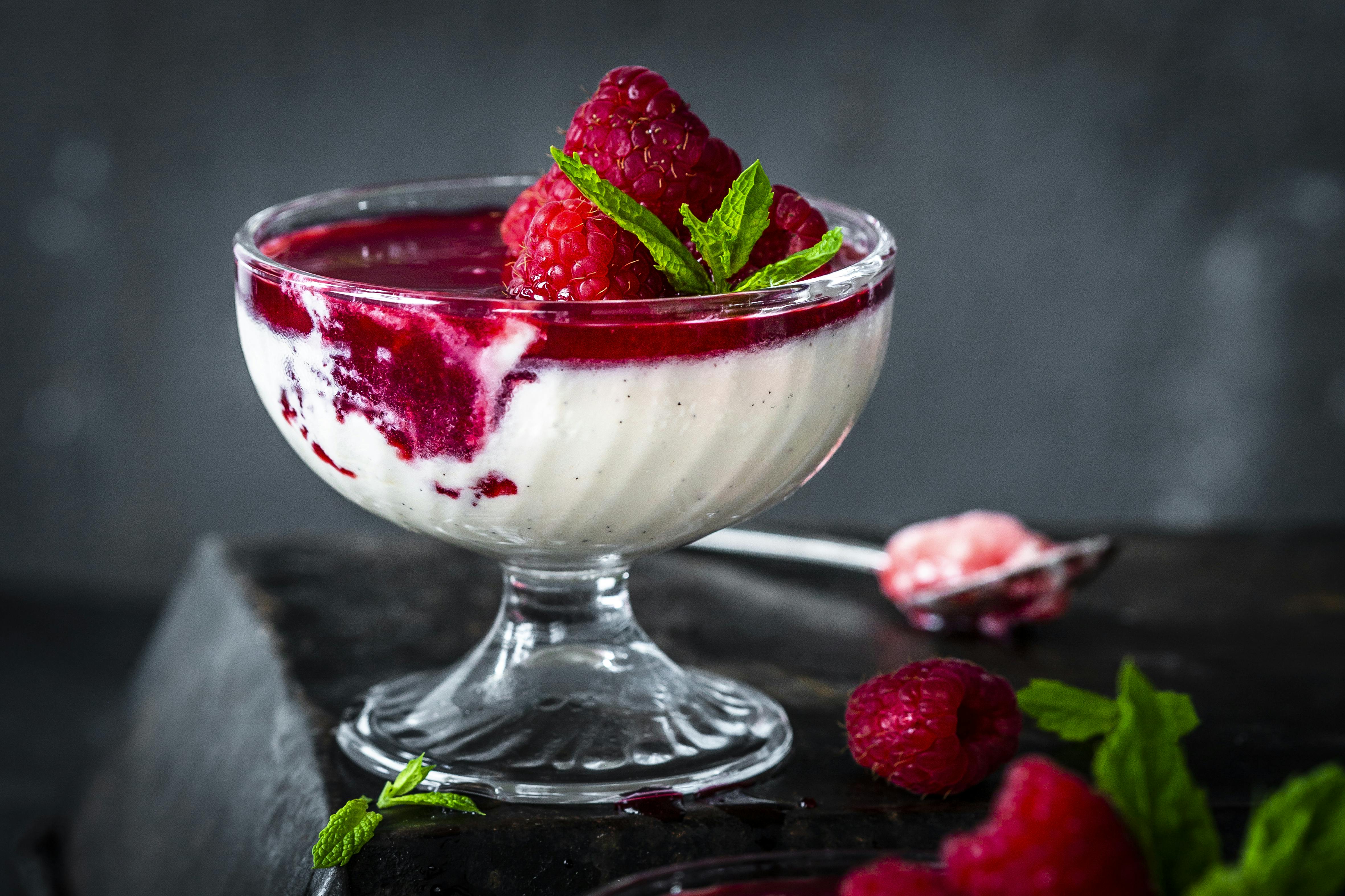 Bayerische Creme mit Himbeersauce | Rezept | FOODBOOM