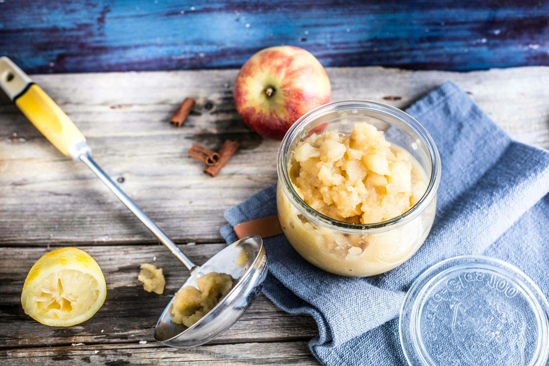 Apfelkompott mit Zimt, Calvados und Honigsenf | Rezept | FOODBOOM