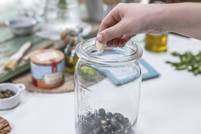 Oliven Und Knoblauch In Glas