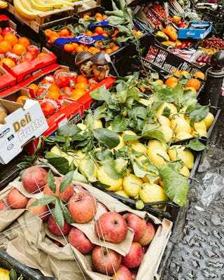 Ein Marktstand mit Obst in Neapel