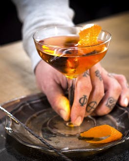 Hanky Panky Cocktail in einer Cocktailschale auf einem Metalltablett.