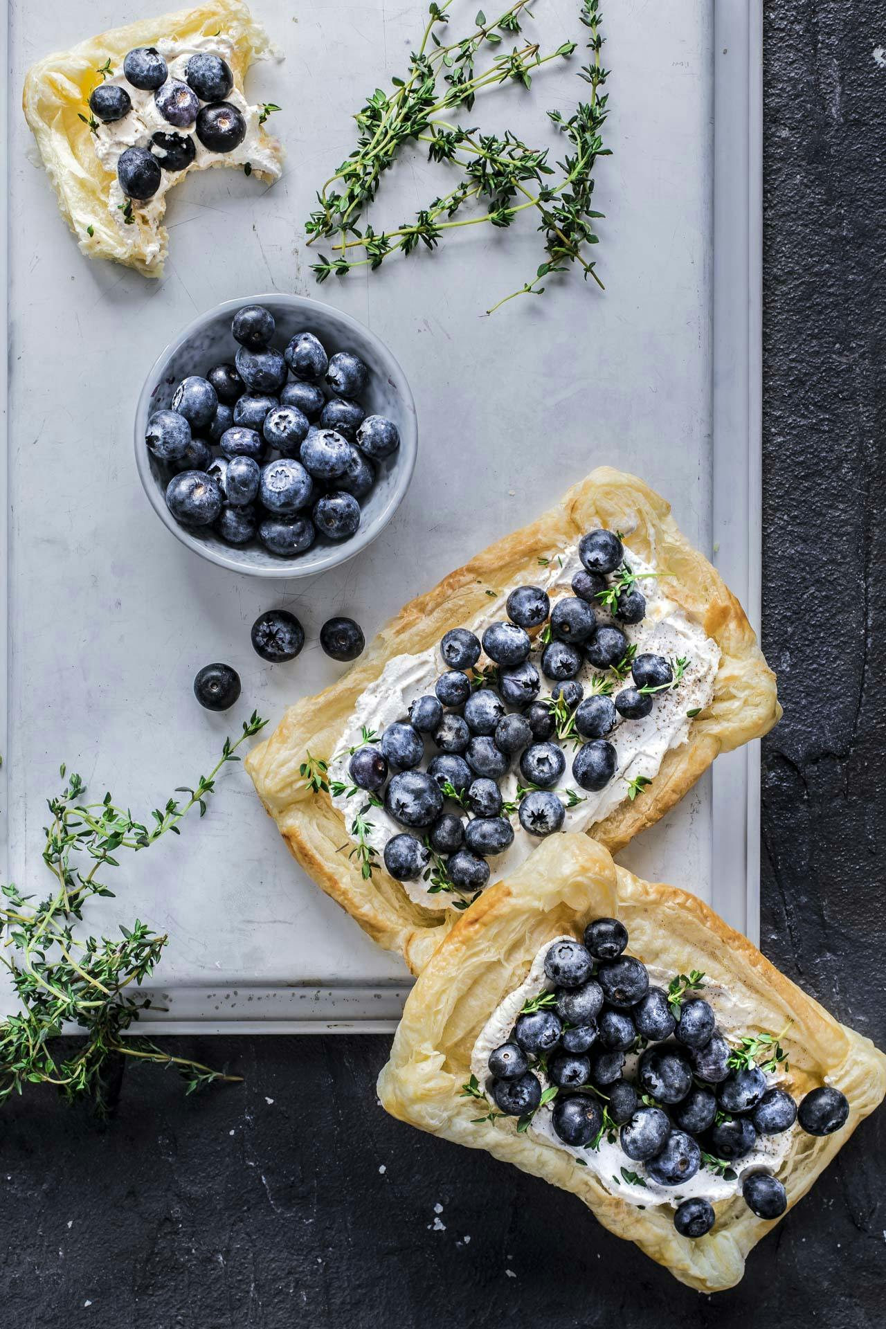 Blätterteig-Teilchen mit Frischkäse und Heidelbeeren | Rezept | FOODBOOM