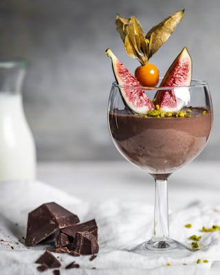Panna Cotta mit Schokolade im Glas und Physalis und Feigen