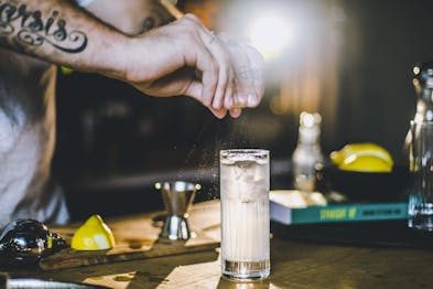 Barkeeper parfürmiert London Buck mit Zitronenzeste