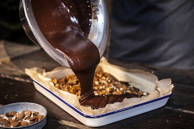 Salted Chocolate Fudge Mit Mandelkrokant Fudgemasse In Backform Vetreilen