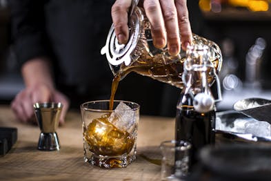 Wodka Cocktail Mit Kaffee Infusion Drink Mit Einem Barsieb Abseihen Step4