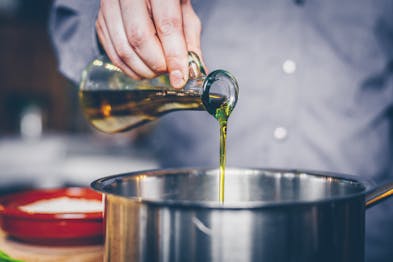 Olivenöl-in-einen-Topf-geben-und-erhitzen