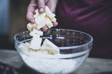 Kirsch Crumble Butter In Schüssel Geben