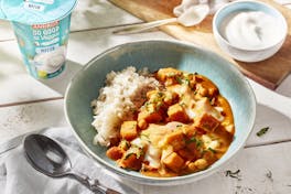 Curry mit Reis in einer Schüssel.