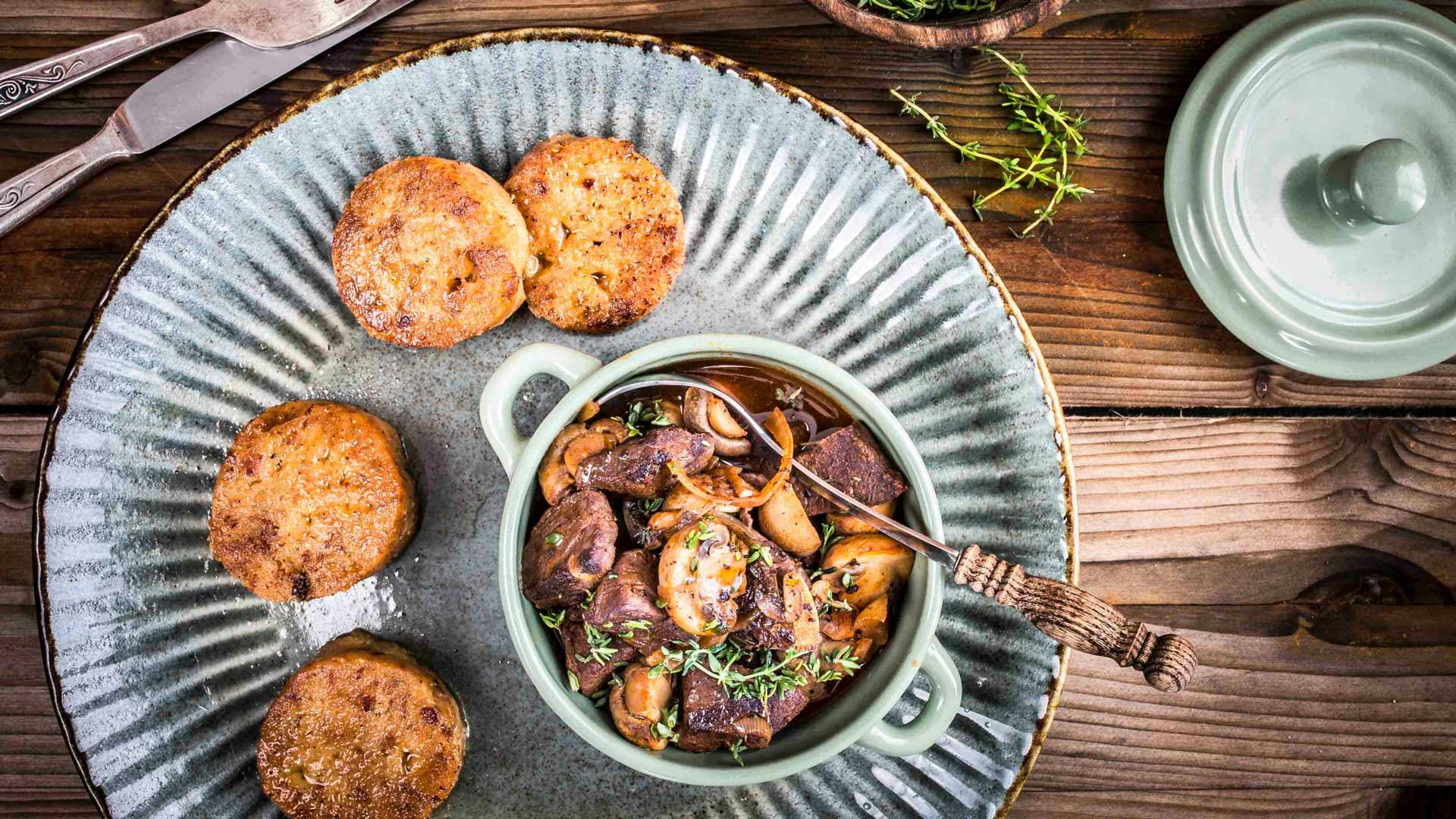 Wildgulasch mit Serviettenknödeln und Pilzen | Rezept | FOODBOOM