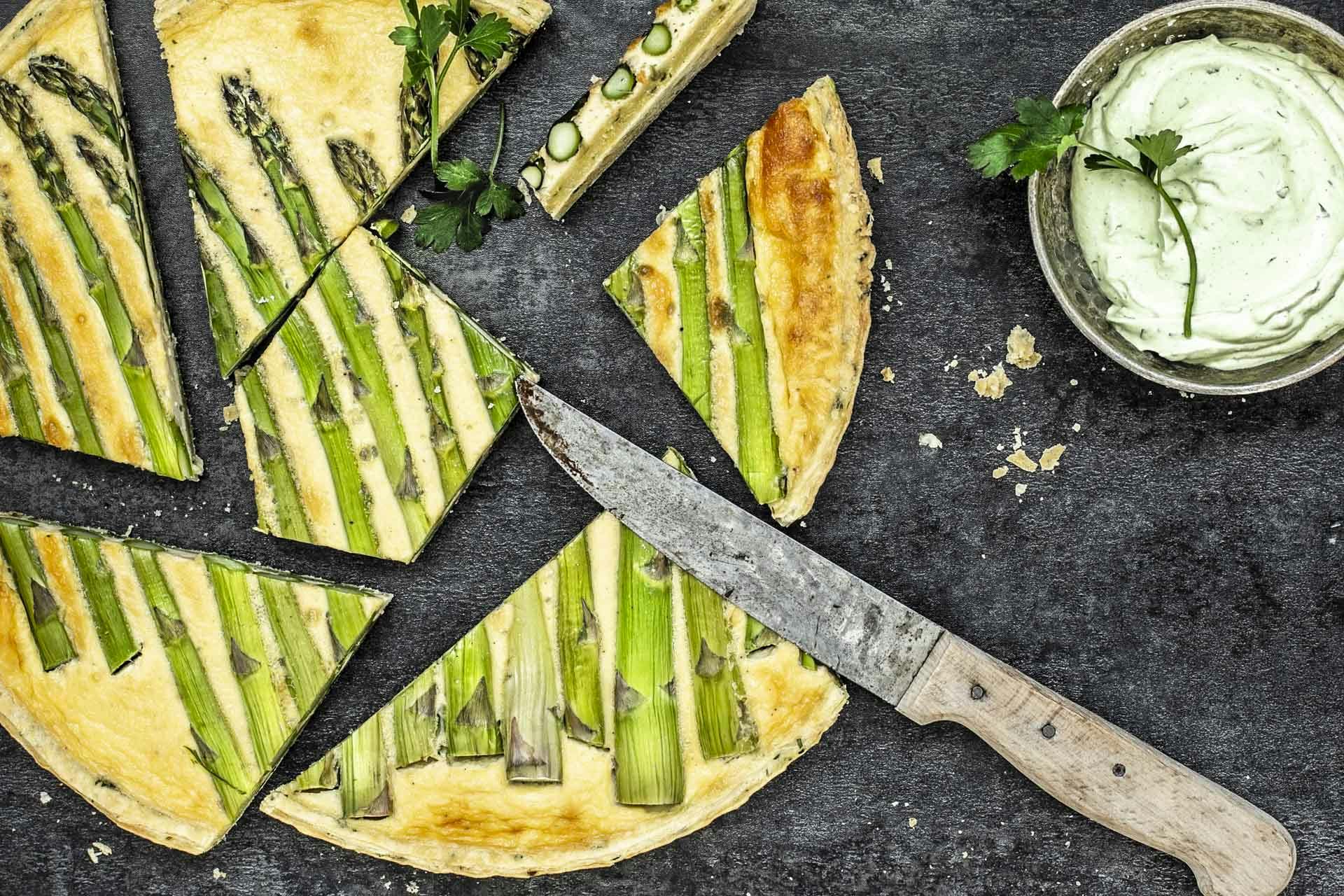 Spargelquiche mit Petersilien-Senf-Creme | Rezept | FOODBOOM