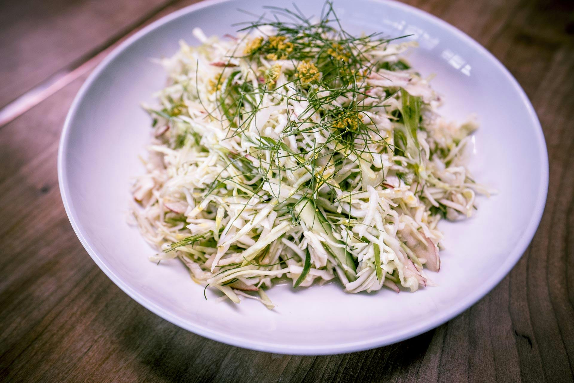 Weißkohlsalat mit Apfel | Rezept | FOODBOOM