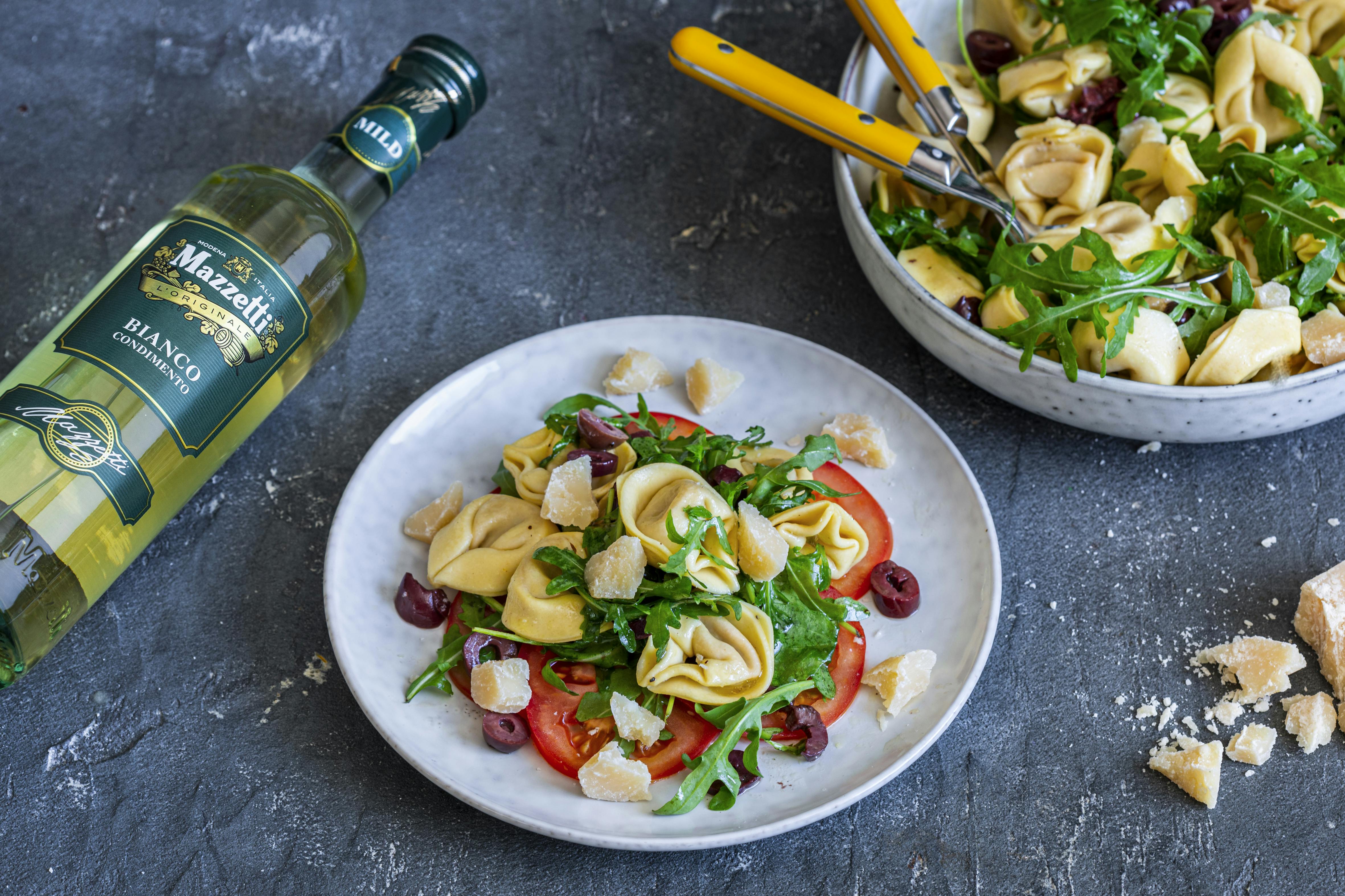 Tortellinisalat mit Rucola und Parmesan | Rezept | FOODBOOM