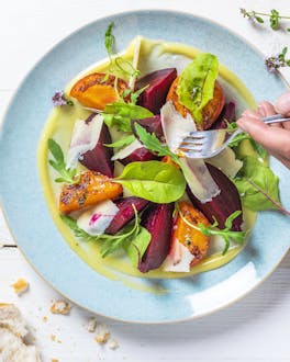 Salat, Rote Bete und Aprikosen auf türkisem Teller