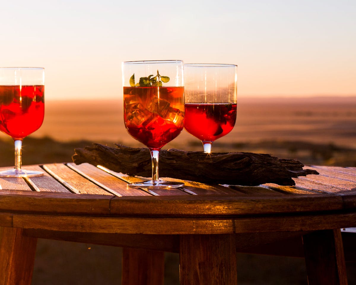 Cocktail-Time! Unser Dune Driver mit Ginger Ale, Passionsfruchtsirup, Sekt und Minze bietet sich perfekt für Partys an. Zum schnellen Rezept hier entlang