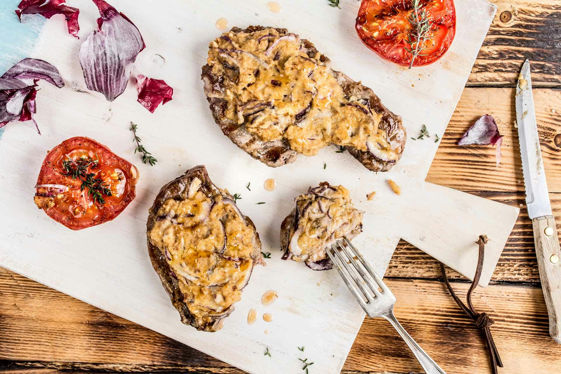 Schweinenackensteak mit Zwiebelkruste | Rezept | FOODBOOM