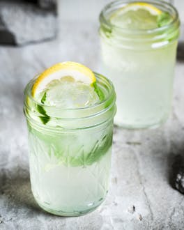 Limoncello-Spritz in Gläsern mit Zitronenscheiben garniert.