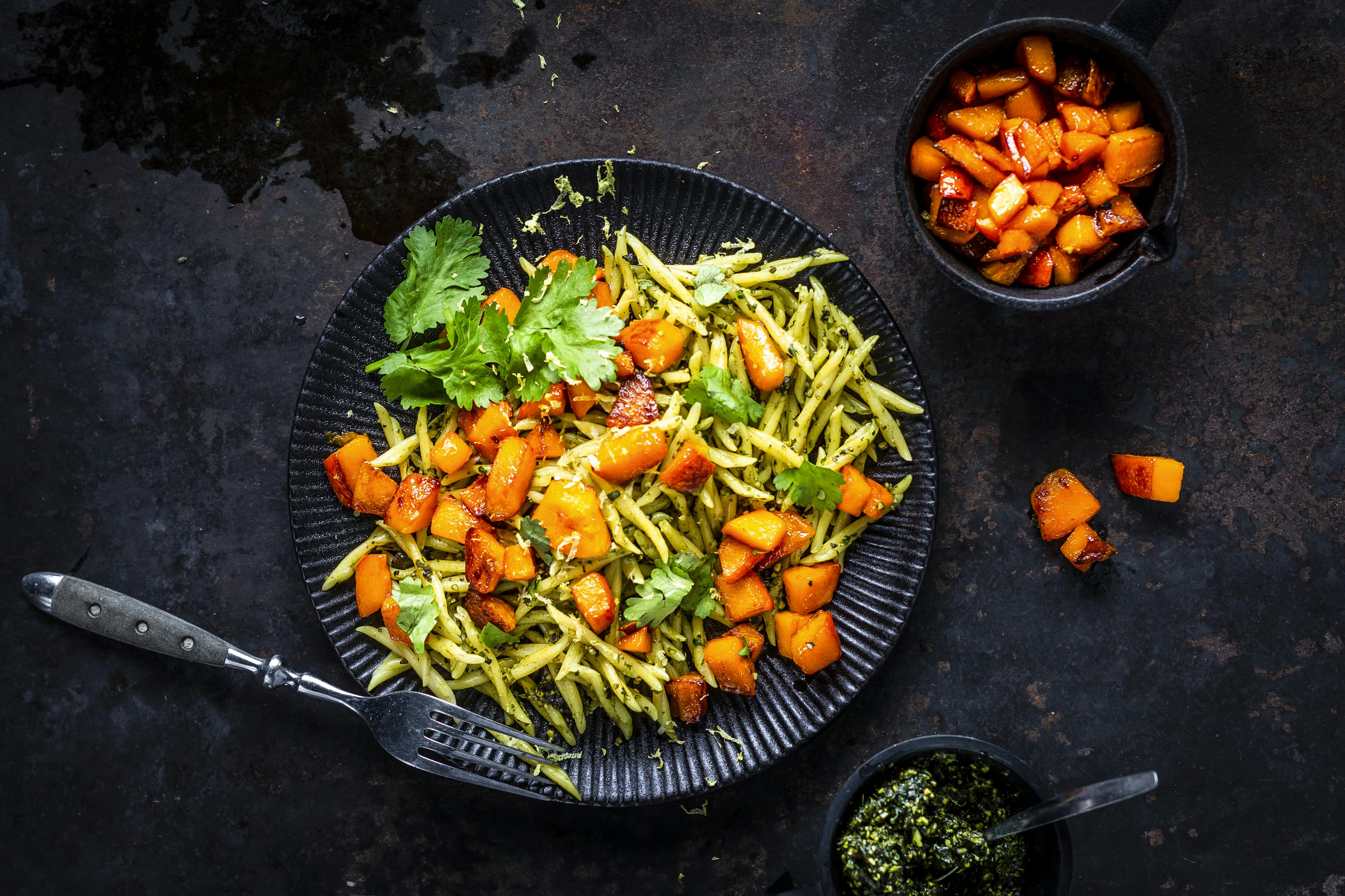 Pasta mit Kürbiskernpesto und Hokkaidokürbis | Rezept | FOODBOOM