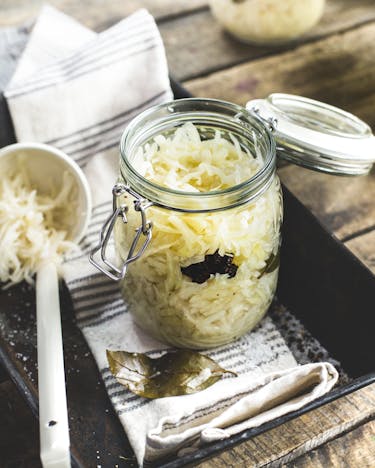 Selbst gemachtes Sauerkraut in einem Weckglas
