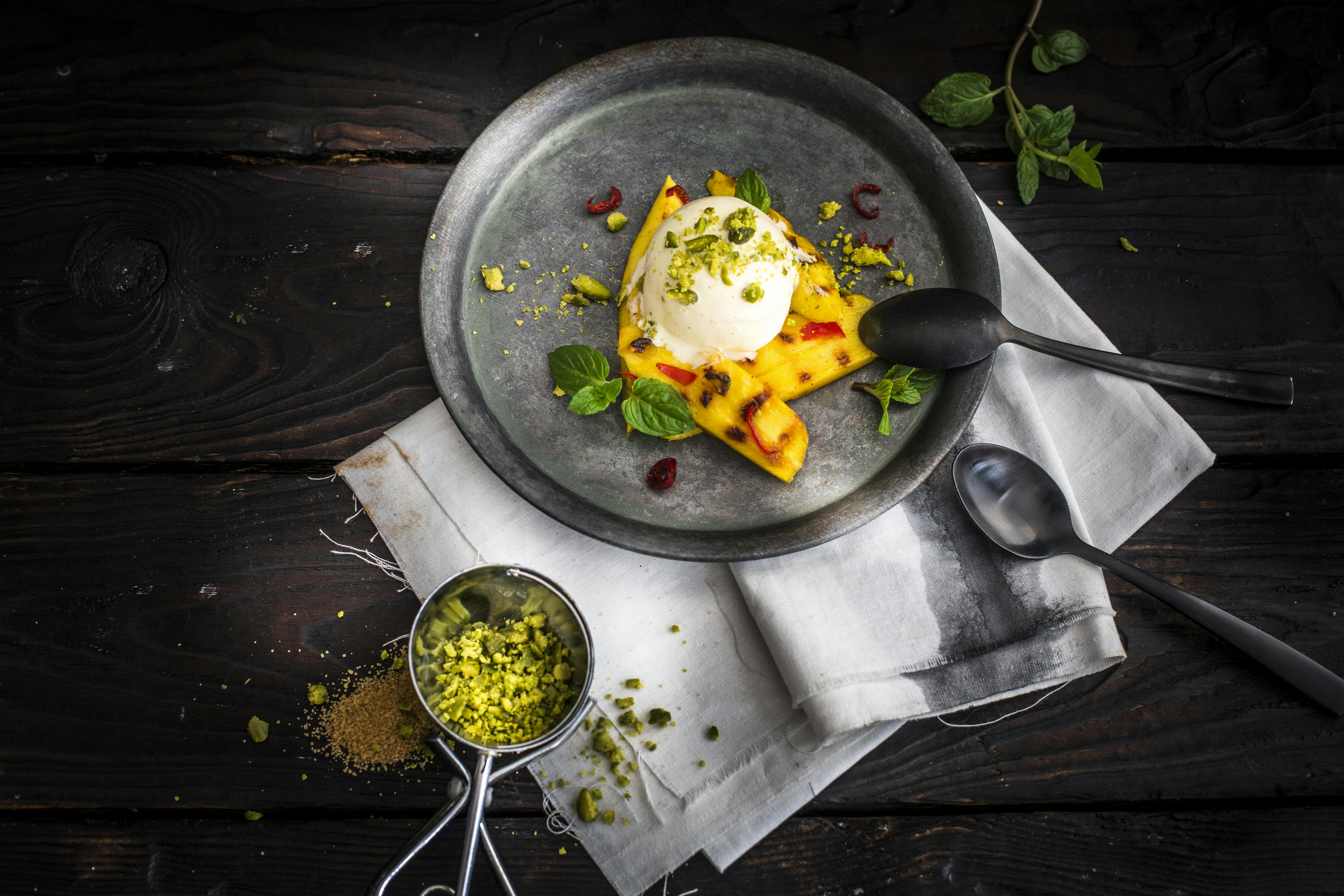 Gegrillte Mango mit Chili, Vanilleeis und Tequila | Rezept | FOODBOOM